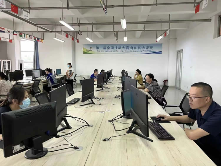 參加職業(ye) 技能賽的選手在機房考試